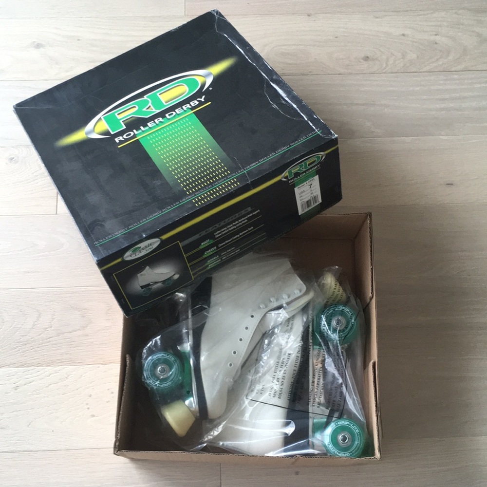NiB White roller derby skates with green wheels!